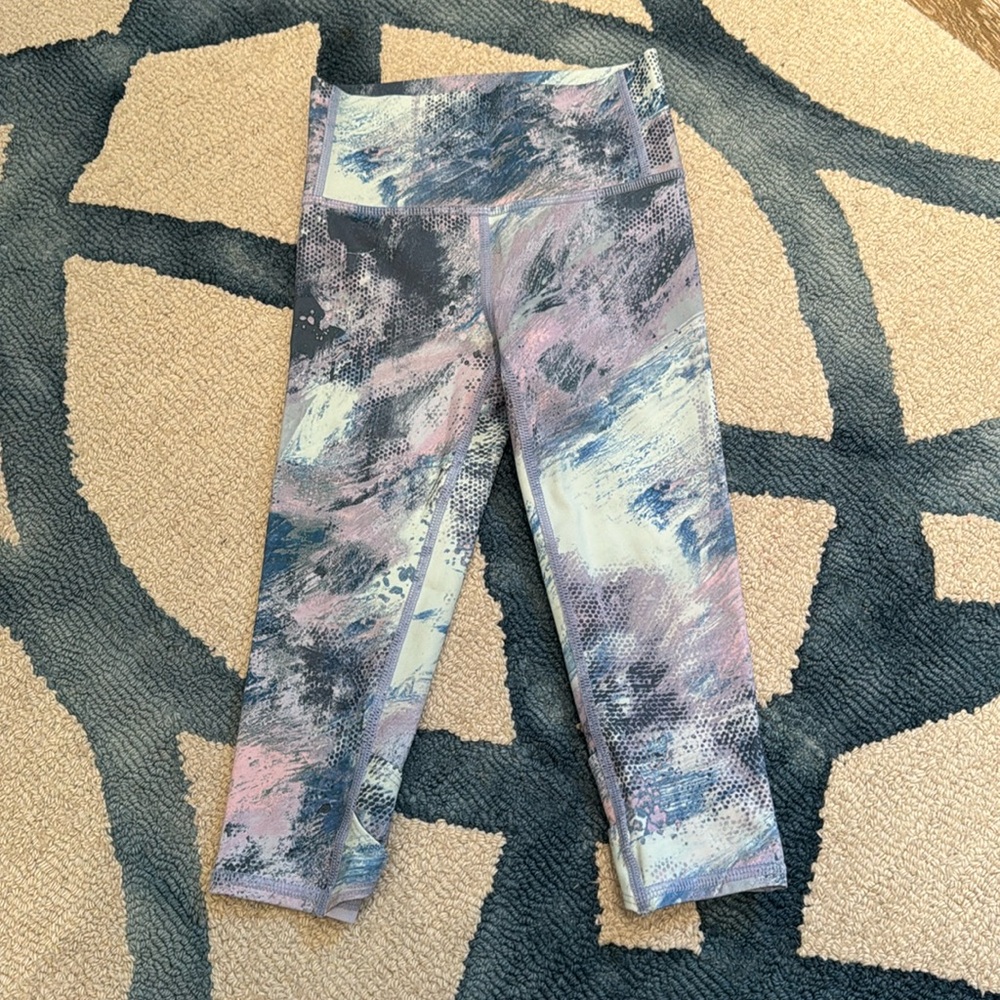 KIDS ATHLETIC LEGGINGS WITH DETAIL IN BACK OF LEGS